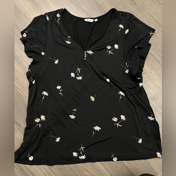 Reitmans Tops - Flowy floral and black shirt